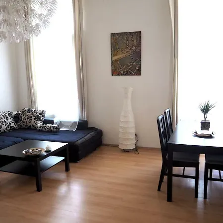 Spacious Apt In City Center *